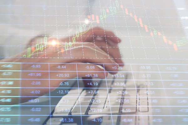 Arka planda ofiste bilgisayarda bilgisayarda yazan adam ile grafik çoklu pozlama. Sıkı çalışma kavramı. Closeup.