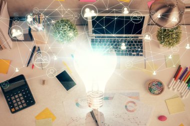 Masaüstü arka planında ampul çizimi. Üst Manzara. Çifte maruziyet. Fikir kavramı.