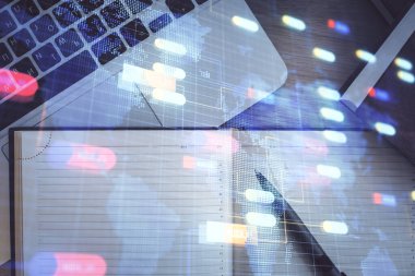 Bilgisayarla üst görünüm çalışma masası arka planında veri temasının çoklu pozlanması hologramı çiziyor. Teknoloji kavramı.