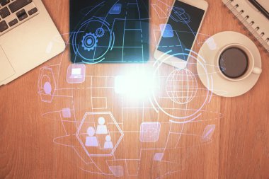 Sosyal ağ temalı çizimlerin telefon üzerinden çifte pozlandırılması. Üst Manzara. Kavram bağlayan insanlar.