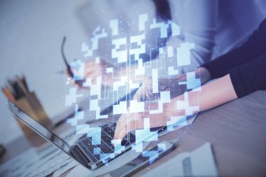 Bilgisayar ve veri temalı hologram çizimlerinde çalışan kadın elleri çift pozlama. Teknoloji kavramı.