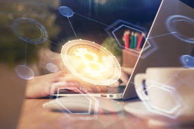 Bilgisayarda ve kripto piyasa temalı hologram çizimlerinde kadın elinin çifte pozu. Engelleme zinciri kavramı.