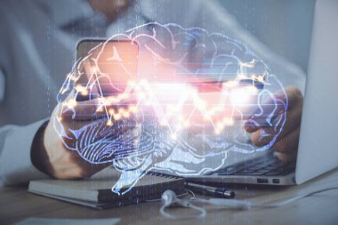 Kredi kartı ve beyin temalı çizimlerle bilgisayarda yazarken çift pozlama. E-ticaret ve yapay zeka kavramı.