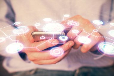 Bir erkeğin elini tutarken ve telefon ve sosyal ağ teması kullanırken çift pozlama.