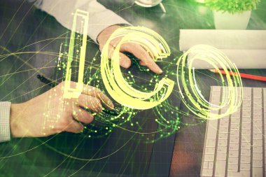 Erkeklerin el ele tutuşmalarının ve telefon ve kripto para birimi engelleme teması çiziminin iki kez görüntülenmesi.