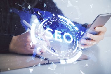 SEO 'nun robot resmini ve cep telefonu kullanan kadını iki kez gösteriyor..