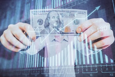 Finansal grafiğe çoklu pozlama hologram, Amerikan dolarları ve insan eli. Analiz kavramı.