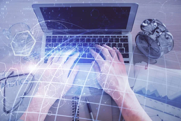 Erkeklerin ellerinin bilgisayar klavyesini ve dünya haritası hologramını yazarken çoklu pozlama. Üst Manzara. Teknoloji konsepti. — Stok fotoğraf