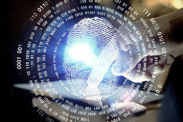 Doppelbelichtung der Hände, die ein digitales Gerät und eine Hologrammzeichnung mit Fingerabdruck halten und verwenden. Sicherheitskonzept. — Stockfoto