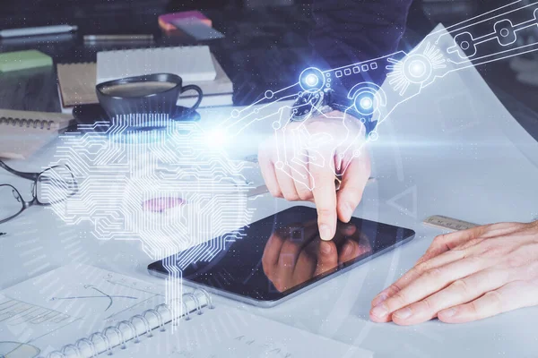 Doppelbelichtung des Menschen in der Hand haltend und mit einem digitalen Gerät und einer Hologrammzeichnung des Gehirns. Datenkonzept. — Stockfoto