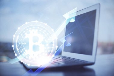 Engelleme zincirine ve kripto ekonomi temalı holograma ve bilgisayar arkaplanlı masaya çoklu maruz kalma. Bitcoin kripto para kavramı.