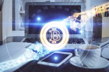 Engelleme zincirine ve kripto ekonomi temalı holograma ve bilgisayar arkaplanlı masaya çoklu maruz kalma. Bitcoin kripto para kavramı.