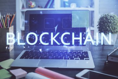 Engelleme zincirine ve kripto ekonomi temalı holograma ve bilgisayar arkaplanlı masaya çoklu maruz kalma. Bitcoin kripto para kavramı.