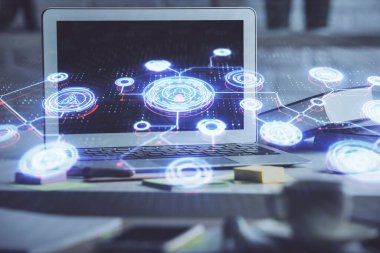 Sosyal ağ hologramıyla birlikte bilgisayar masaüstünde. Çoklu maruz kalma. Uluslararası insan ilişkileri kavramı.