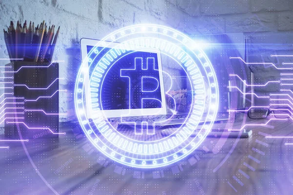 Multi exposition de blockchain et crypto économie thème hologramme et table avec fond d'ordinateur. Concept de Bitcoin crypto-monnaie. — Photo