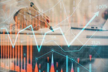 Forex grafik hologramı ile not lar yapan kadın ellerinin çift pozlama. Kavram teknik analizi.
