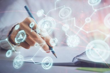 Kadınların el yazısı üzerine sosyal ağ temalı hologram. Uluslararası insanlar birbirine bağlanır. Çift pozlama