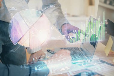 Adam arka planda ofiste bilgisayarda yazarak grafik çift pozlama. Zor iş kavramı. Closeup.