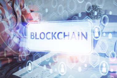 Şifreli para birimi temalı hologram ve iş adamı arka planda bilgisayar üzerinde çalışıyor. Engelleme zinciri kavramı. Çoklu pozlama.