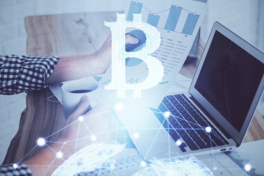 Kripto para tema hologramı arka planda bilgisayar üzerinde çalışan işadamı ile. Blockchain kavramı. Çift pozlama.