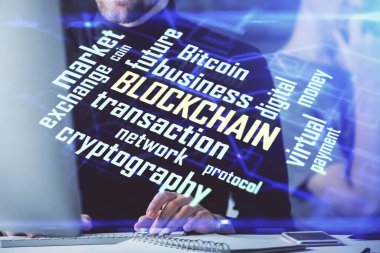 Kripto para tema hologramı arka planda bilgisayar üzerinde çalışan işadamı ile. Blockchain kavramı. Çift pozlama.