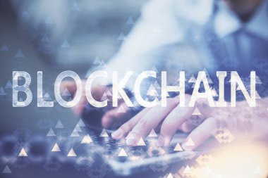 Kripto para tema hologramı arka planda bilgisayar üzerinde çalışan işadamı ile. Blockchain kavramı. Çift pozlama.