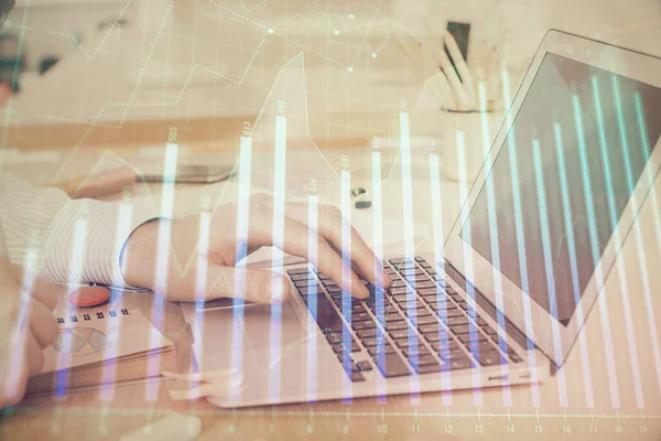 Двойная экспозиция графика фондового рынка с человеком, работающим на ноутбуке на заднем плане. Концепция финансового анализа . — стоковое фото