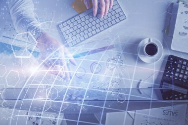 Erkeklerin ellerinin bilgisayar klavyesini ve dünya haritası hologramını yazarken çoklu pozlama. Üst Manzara. Teknoloji konsepti.