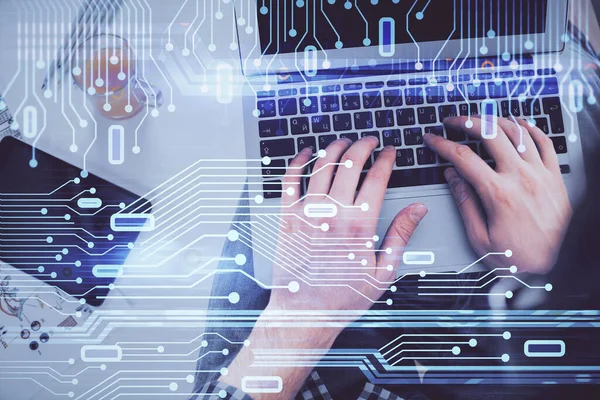 Erkeklerin ellerinin bilgisayar klavyesini ve veri temalı hologram çizimini yazarken çoklu pozlama. Üst Manzara. Teknoloji konsepti. — Stok fotoğraf