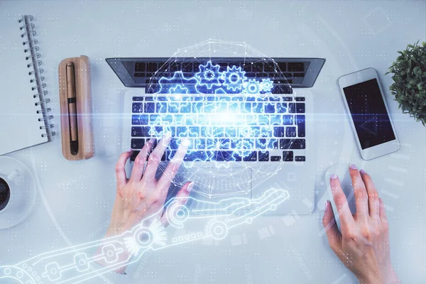 Bilgisayar ve veri temalı hologram çizimlerinde çalışan kadın elleri çift pozlama. Üst Manzara. Teknoloji konsepti. — Stok fotoğraf