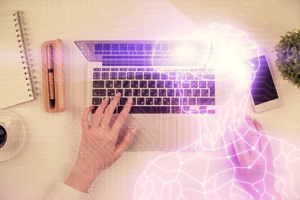 Doble exposición de las manos de la mujer que trabajan en el ordenador y el hombre en gafas ar holograma dibujo. Vista superior. Concepto de realidad virtual . —  Fotos de Stock