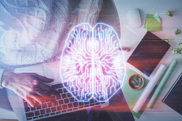 A számítógépen dolgozó nő és az emberi agy hologram rajzának kettős expozíciója. Top View-ban. Ai koncepció. — Stock Fotó