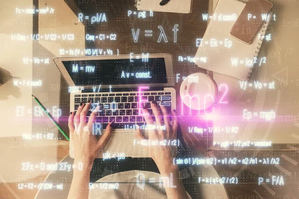 Doble exposición de las manos de las mujeres que trabajan en el dibujo del holograma de computadora y fórmula. Vista superior. Concepto científico . — Foto de Stock
