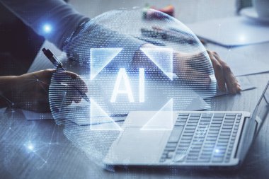 Bilgisayar ve veri temalı hologram çizimleri üzerinde çalışan kadın ellerine çok fazla maruz kalma. Teknoloji kavramı.