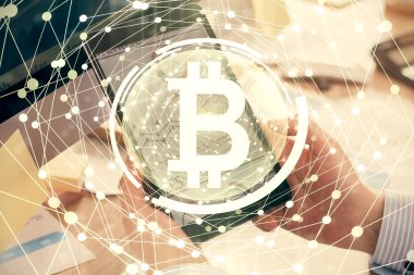 Erkeklerin el ele tutuşmalarının ve telefon ve kripto para birimi engelleme teması çiziminin iki kez görüntülenmesi.