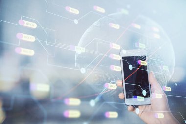 Harita çizimine çift pozlama hologram ve cep telefonu kullanan bir kadın..