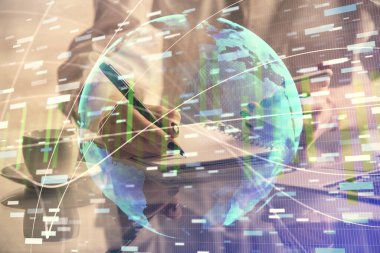 İş temasının çifte pozlandırılması hologram ve cep telefonu kullanan bir kadın..