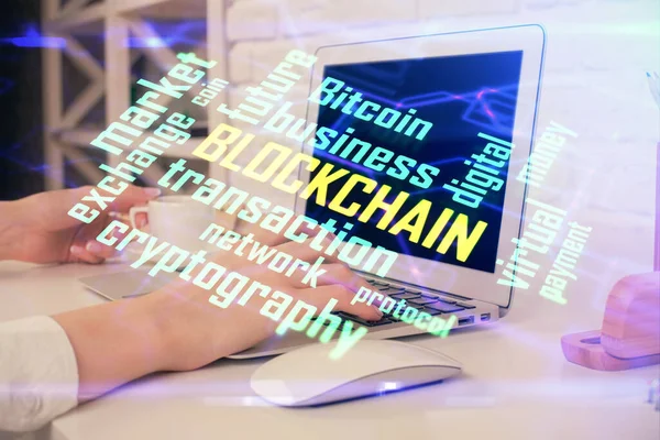 Double exposition des mains de la femme tapant sur ordinateur et crypto marché thème hologramme dessin. Concept de blockchain. — Photo