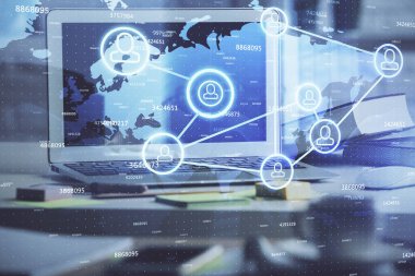 Sosyal ağ hologramıyla birlikte bilgisayar masaüstünde. Çoklu maruz kalma. Uluslararası insan ilişkileri kavramı.