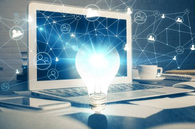 Bilgisayar ofisinde ampul simgesi hologramıyla birlikte. Çoklu maruz kalma. Fikir kavramı.