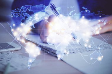 Eller üzerinde uluslararası iş hologram notları arka plan alarak. Başarı kavramı. Çoklu pozlama