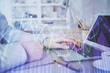 Arka planda bilgisayar üzerinde çalışan adam ile borsa grafiği çoklu pozlama. Finansal analiz kavramı.