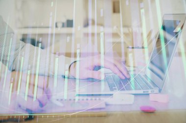 Arka planda dizüstü bilgisayar üzerinde çalışan adam ile borsa grafiği çoklu pozlama. Finansal analiz kavramı.