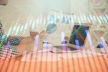 Adam ile mali grafik çift pozlama arka planda ofiste çalışır. Analiz kavramı.