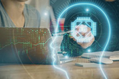 Beyin temalı hologramı olan bilgisayar geçmişi olan bir iş adamı. Beyin fırtınası kavramı. Çoklu pozlama.