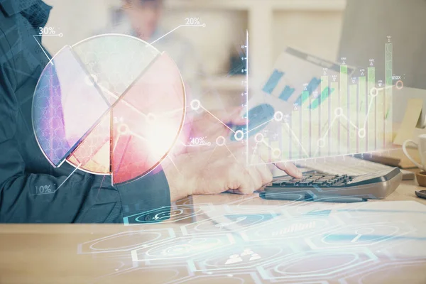 Doppia esposizione del grafico con l'uomo che digita sul computer in ufficio sullo sfondo. Concetto di duro lavoro. Primo piano . — Foto Stock