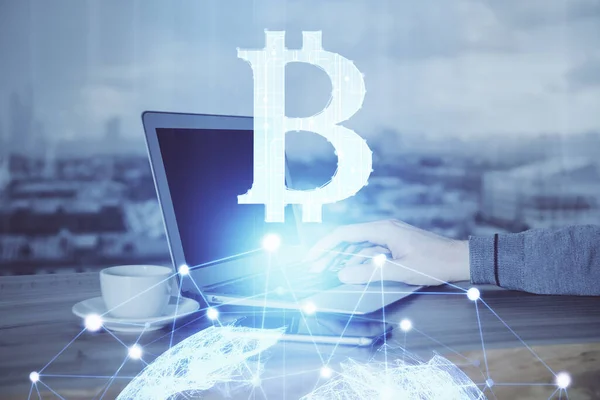 Crypto moneda tema holograma con el hombre de negocios que trabaja en la computadora en segundo plano. Concepto de blockchain. Doble exposición . —  Fotos de Stock