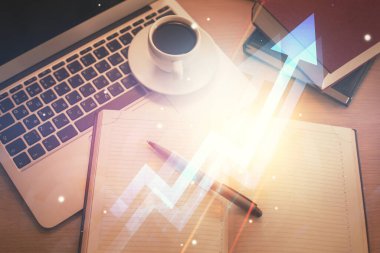 Masaüstü arkaplanındaki bilgisayarın üzerinden hologram çizimleri okluyor. Üst Manzara. Çifte maruziyet. Büyüme kavramı.