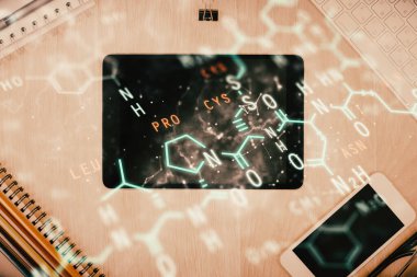 Formülün telefon ile masanın üzerine çizilmesinin iki katı. Üst Manzara. Eğitim kavramı.