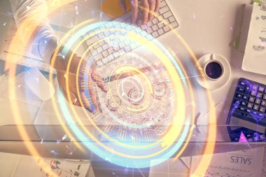 Erkeklerin ellerinin bilgisayar klavyesini ve teknik temalı hologram çizimlerini yazarken çift pozlama. Üst Manzara. Teknoloji konsepti.